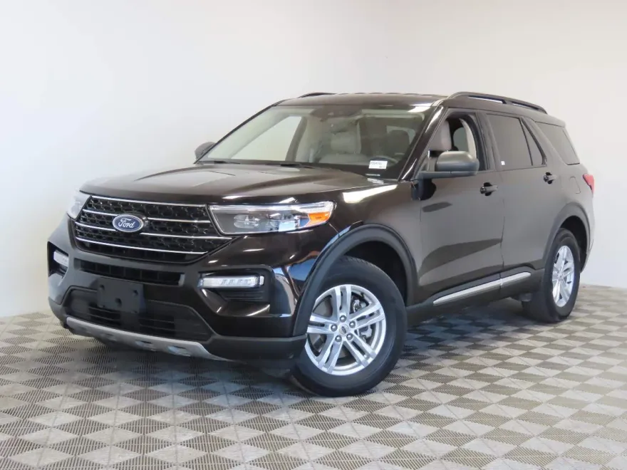 2023 Ford Explorer XLT photo 1