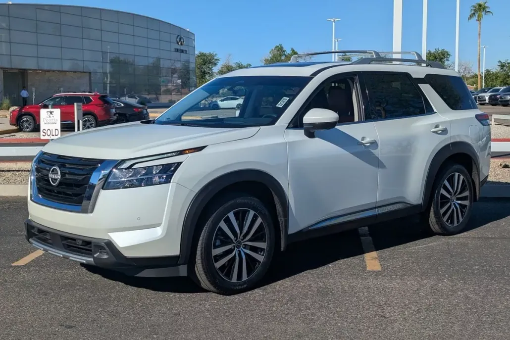 2024 Nissan Pathfinder Platinum photo 1