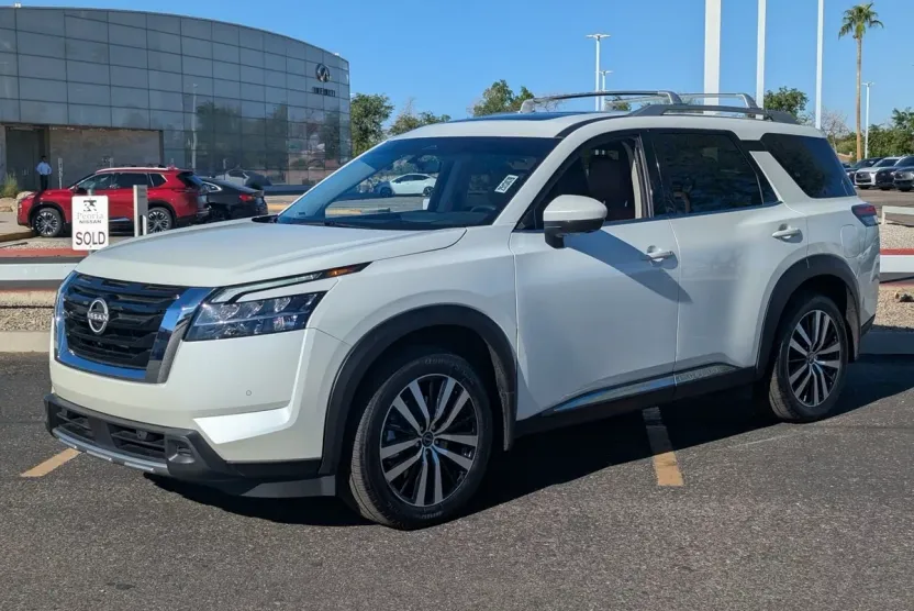 2024 Nissan Pathfinder Platinum photo 1