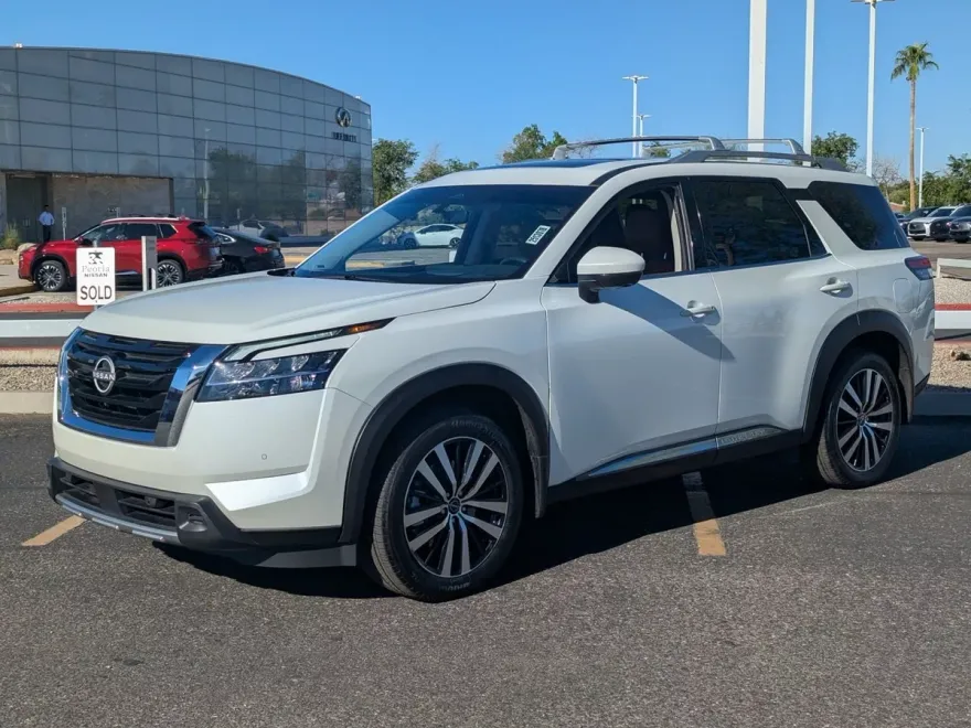 2024 Nissan Pathfinder Platinum photo 1