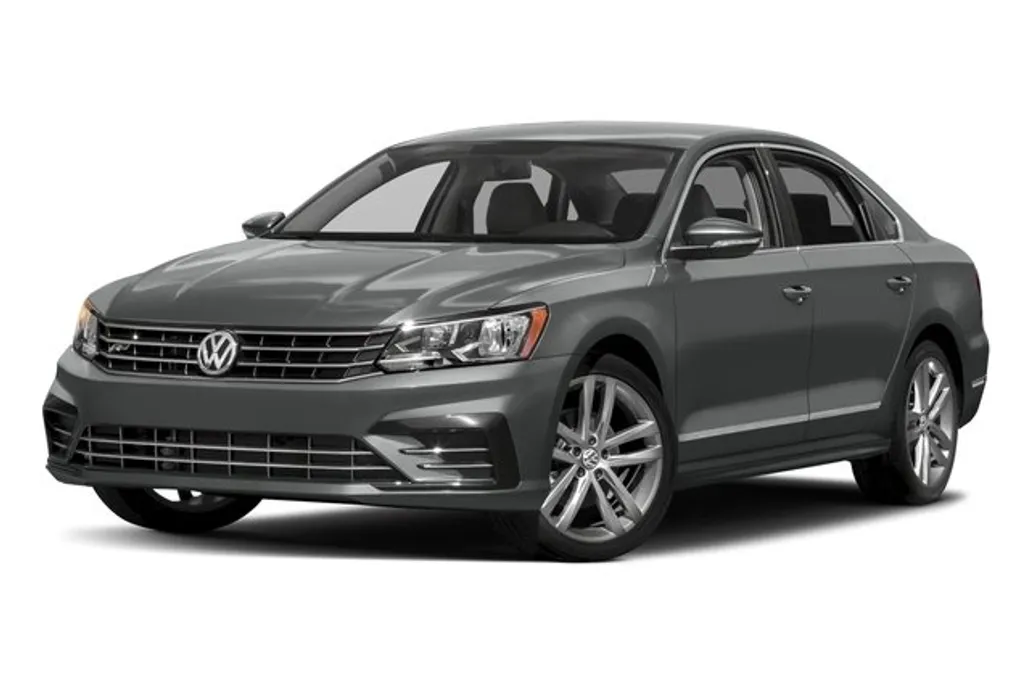 2018 Volkswagen Passat R-Line photo 1