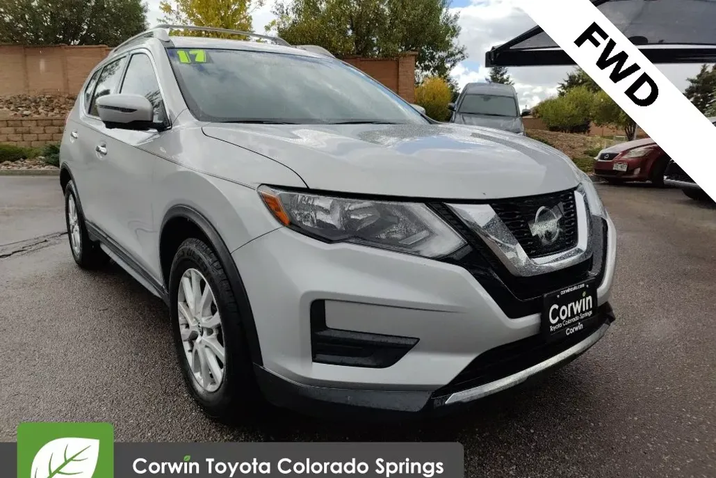 2017 Nissan Rogue SV photo 1