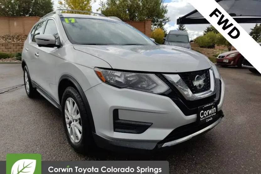 2017 Nissan Rogue SV photo 1
