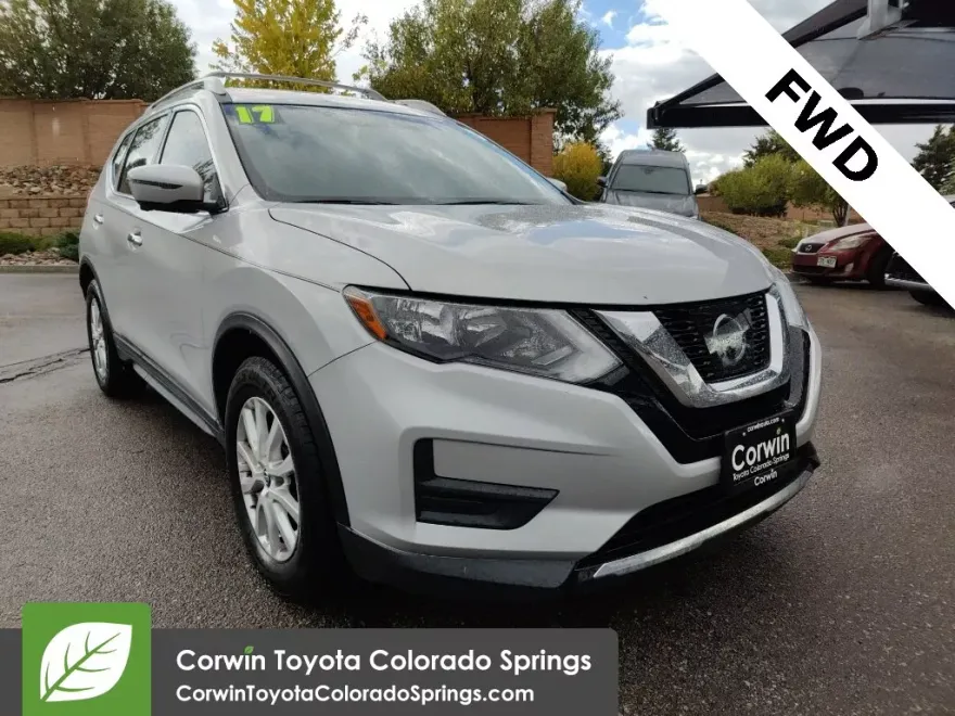 2017 Nissan Rogue SV photo 1