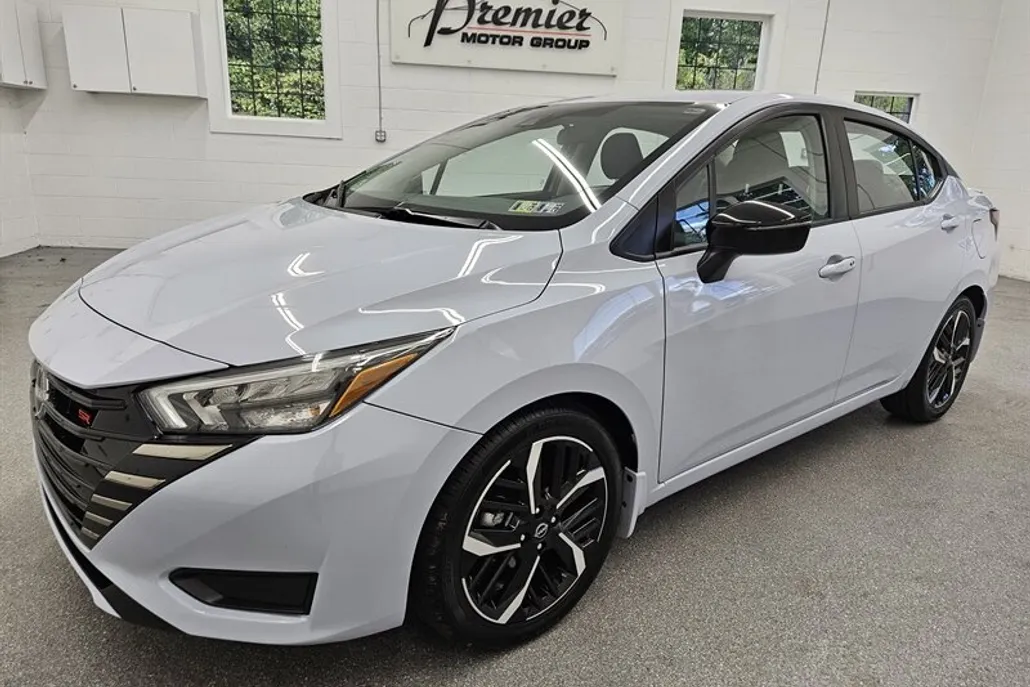 2023 Nissan Versa SR photo 1