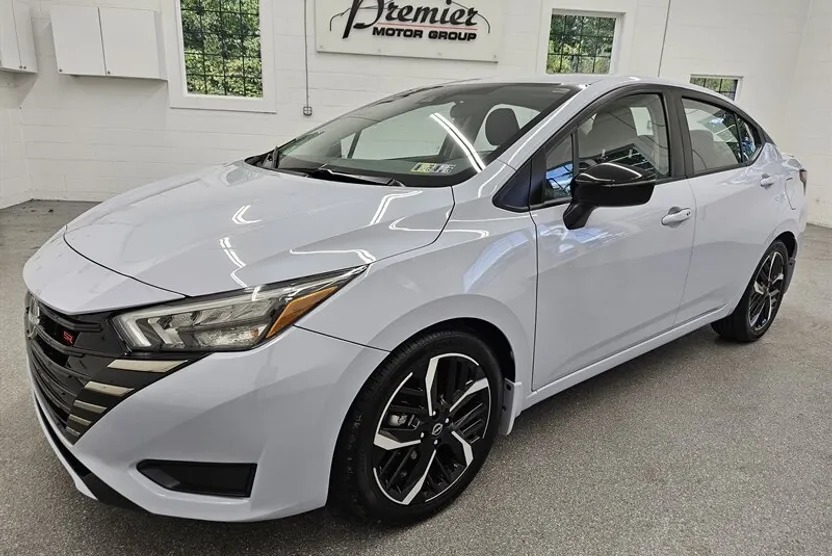 2023 Nissan Versa SR photo 1