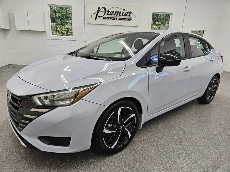 2023 Nissan Versa SR photo 1