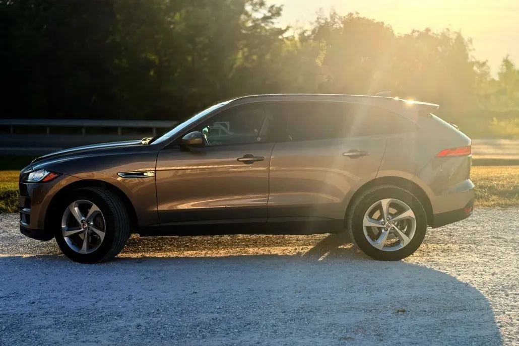 2017 Jaguar F-PACE Premium photo 1