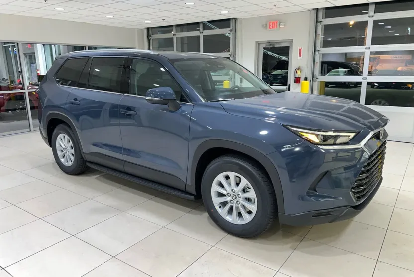 2026 Toyota Highlander XLE Hybrid photo 1