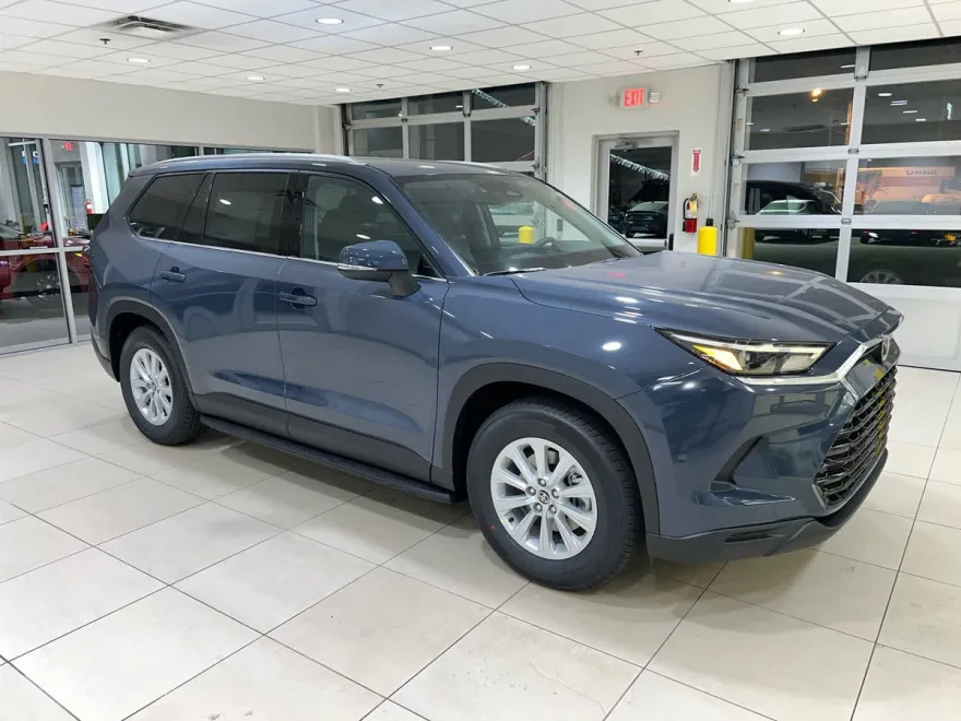 2026 Toyota Highlander XLE Hybrid photo 1
