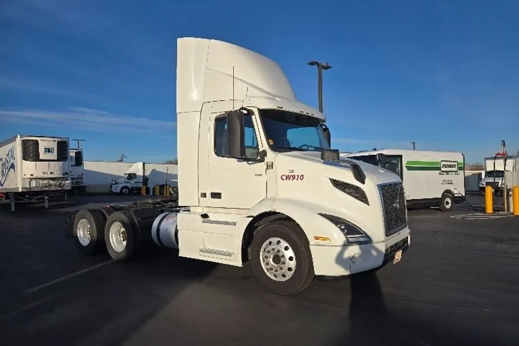 2020 Volvo Truck VNR photo 1
