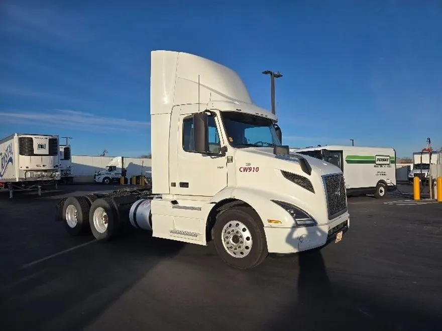 2020 Volvo Truck VNR photo 1