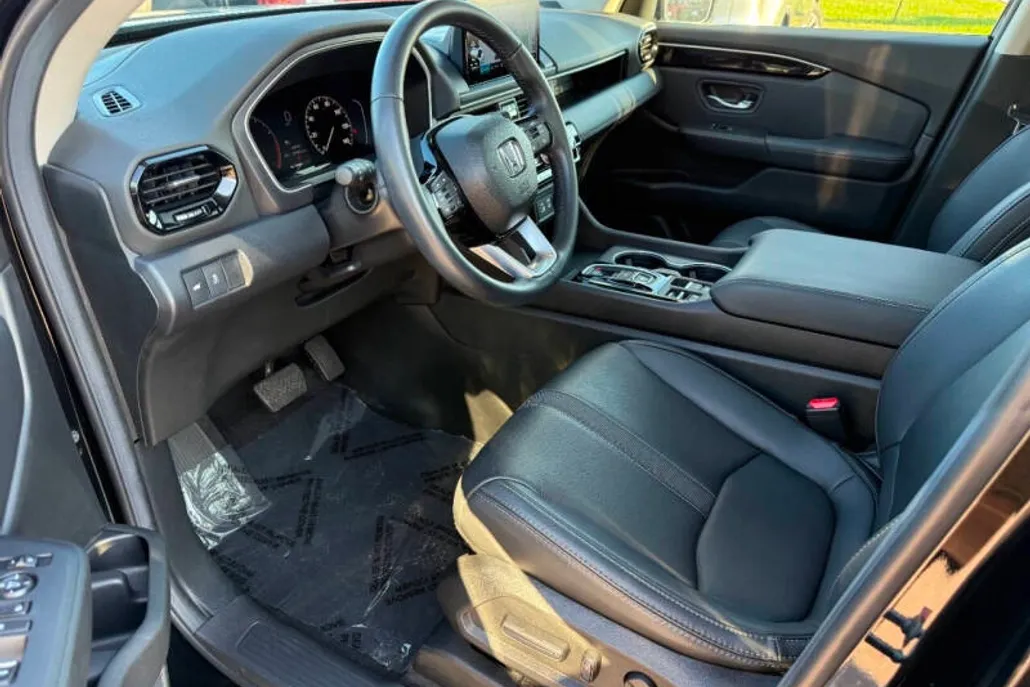 2025 Honda Pilot Touring photo 1