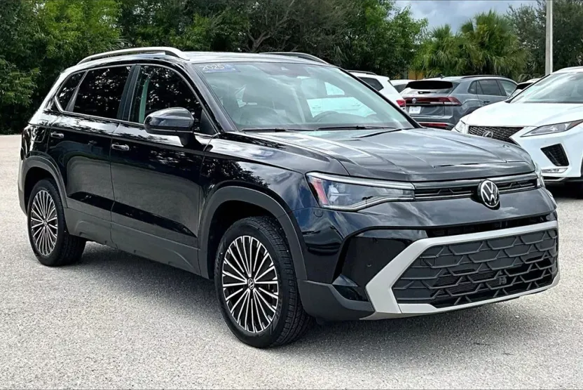 2025 Volkswagen Taos SE photo 1