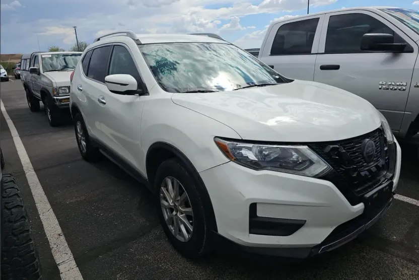 2018 Nissan Rogue SV photo 1