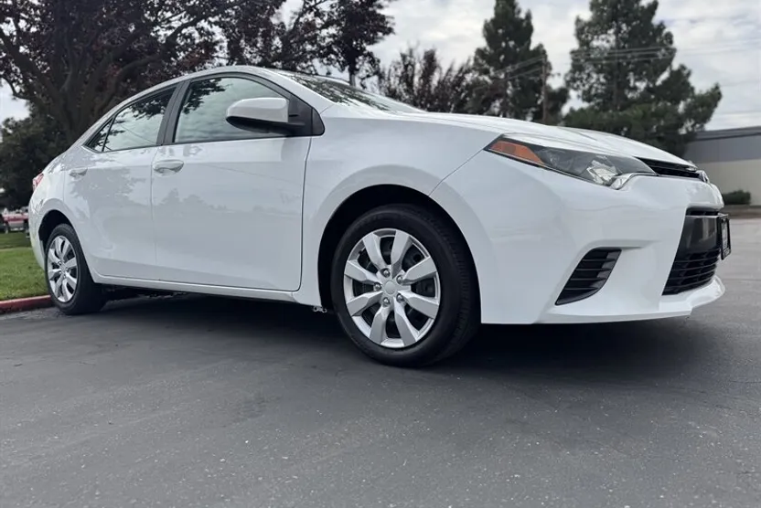2016 Toyota Corolla LE photo 1