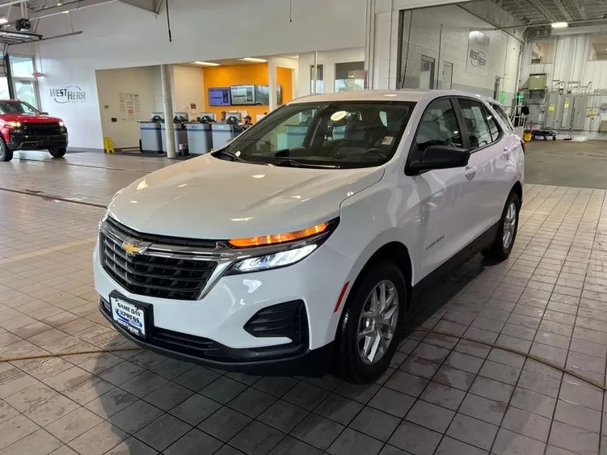 2022 Chevrolet Equinox LS photo 1