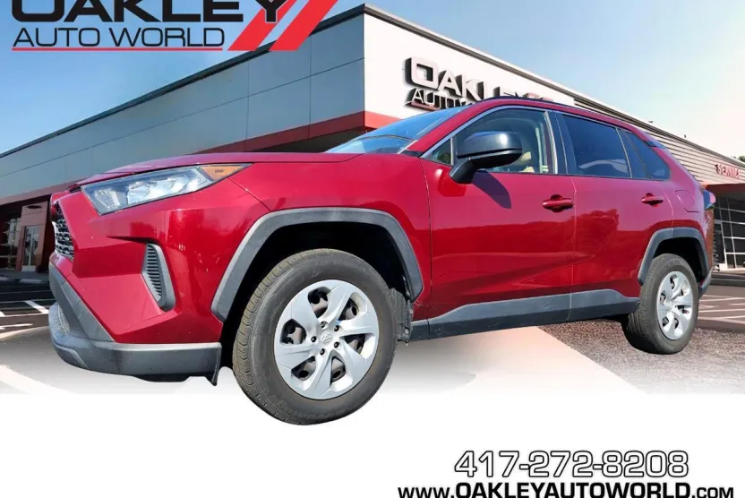2019 Toyota RAV4 LE photo 1