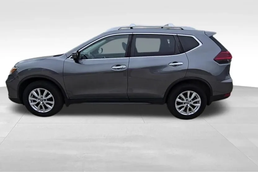 2018 Nissan Rogue SV photo 1