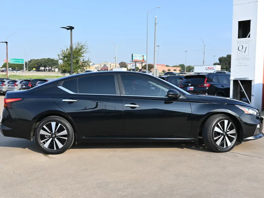 2021 Nissan Altima 2.5 SV photo 1