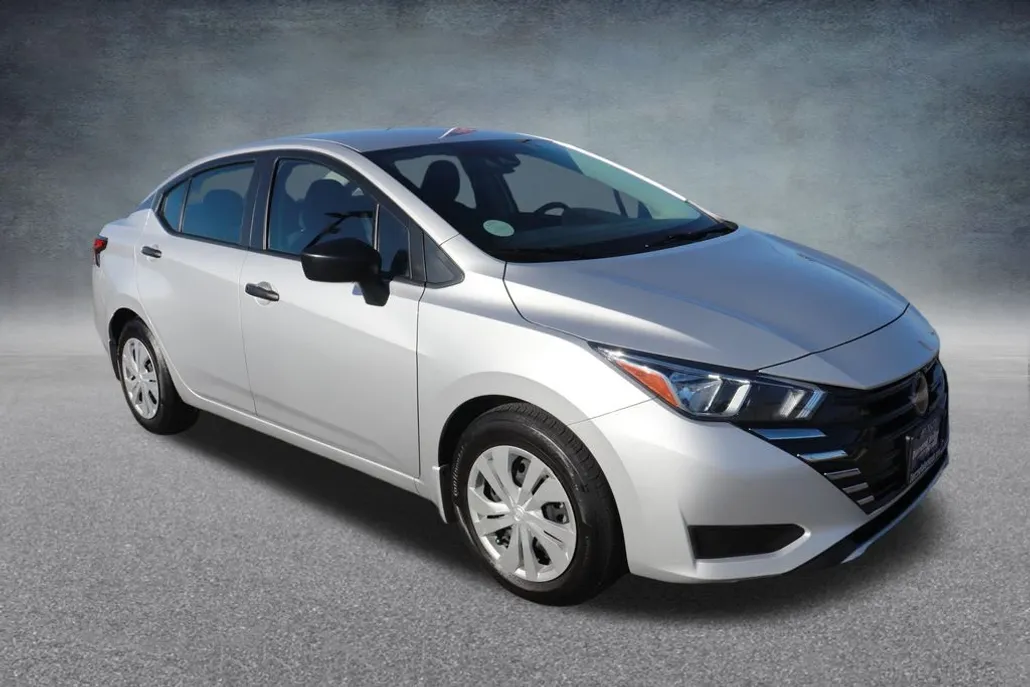 2023 Nissan Versa 1.6 S photo 1