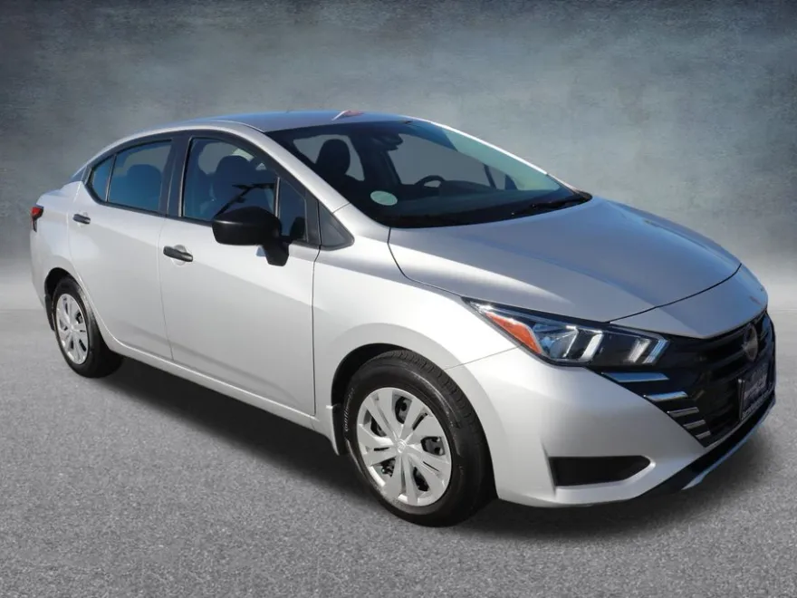 2023 Nissan Versa 1.6 S photo 1