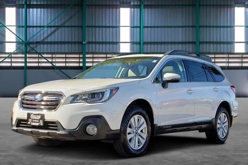 2018 Subaru Outback Premium photo 1