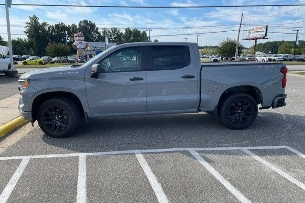 2024 Chevrolet Silverado 1500 Custom photo 1