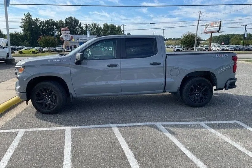 2024 Chevrolet Silverado 1500 Custom photo 1