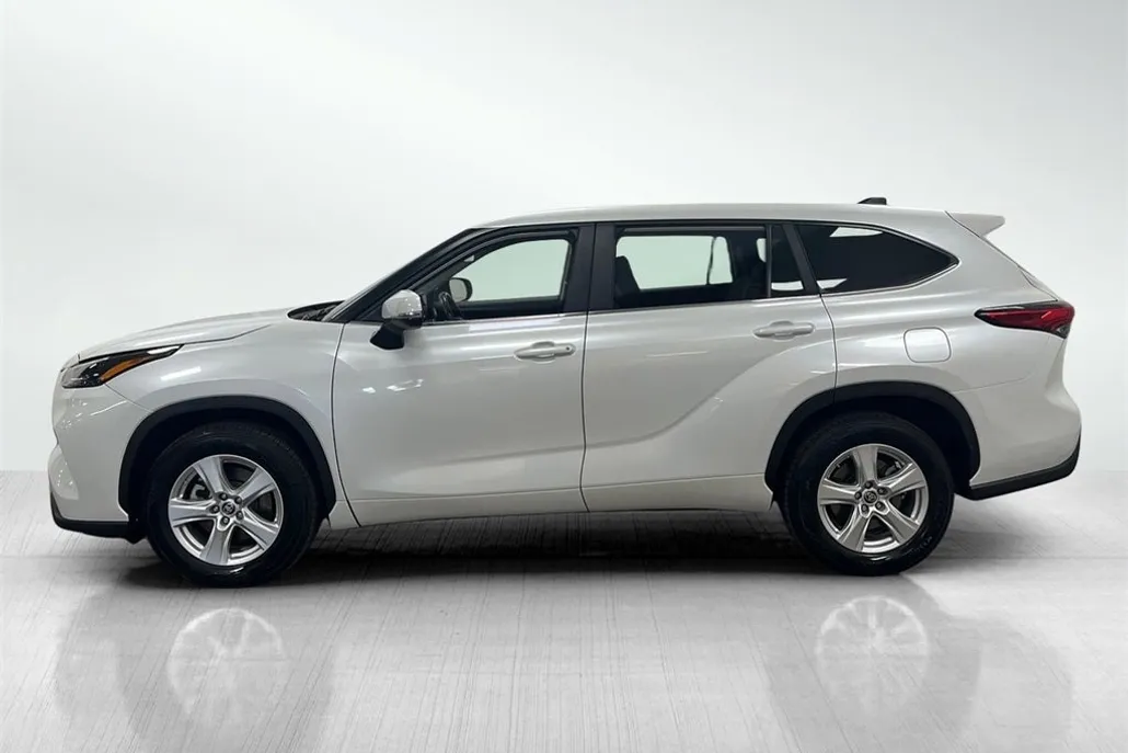 2023 Toyota Highlander LE photo 1