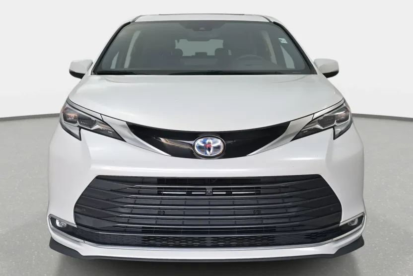 2022 Toyota Sienna Platinum photo 1