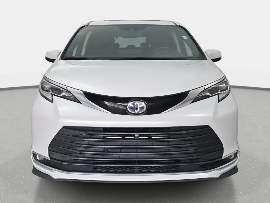 2022 Toyota Sienna Platinum photo 1