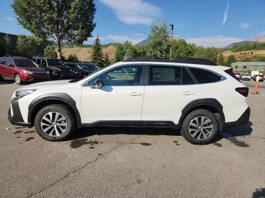 2025 Subaru Outback Premium photo 1