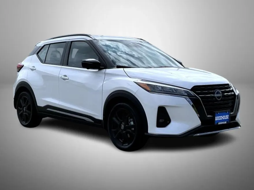 2024 Nissan Kicks SR photo 1