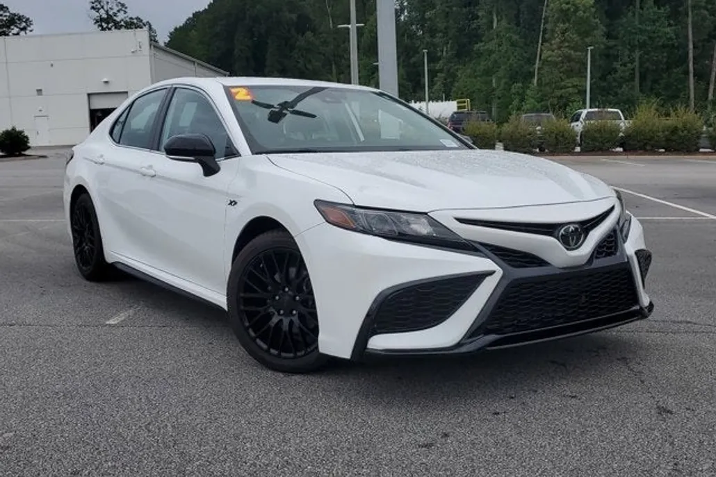 2022 Toyota Camry SE photo 1