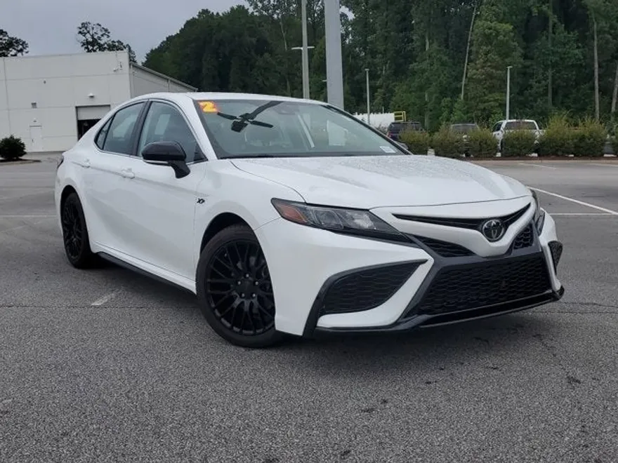 2022 Toyota Camry SE photo 1