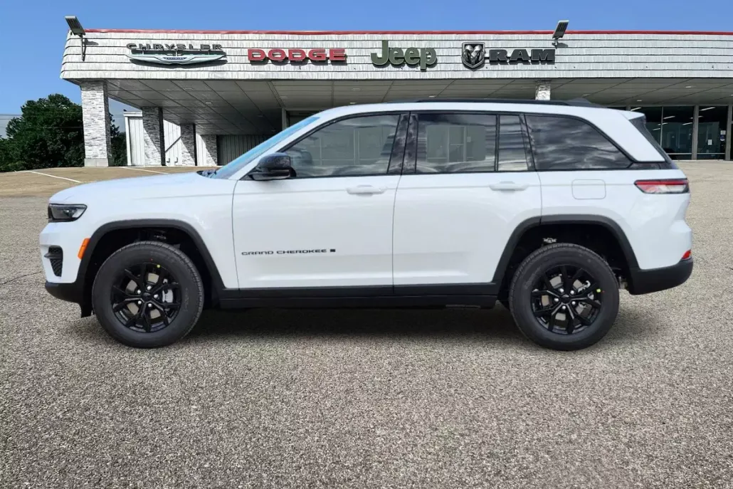 2025 Jeep Grand Cherokee Altitude photo 1