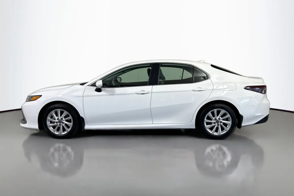 2023 Toyota Camry LE photo 1