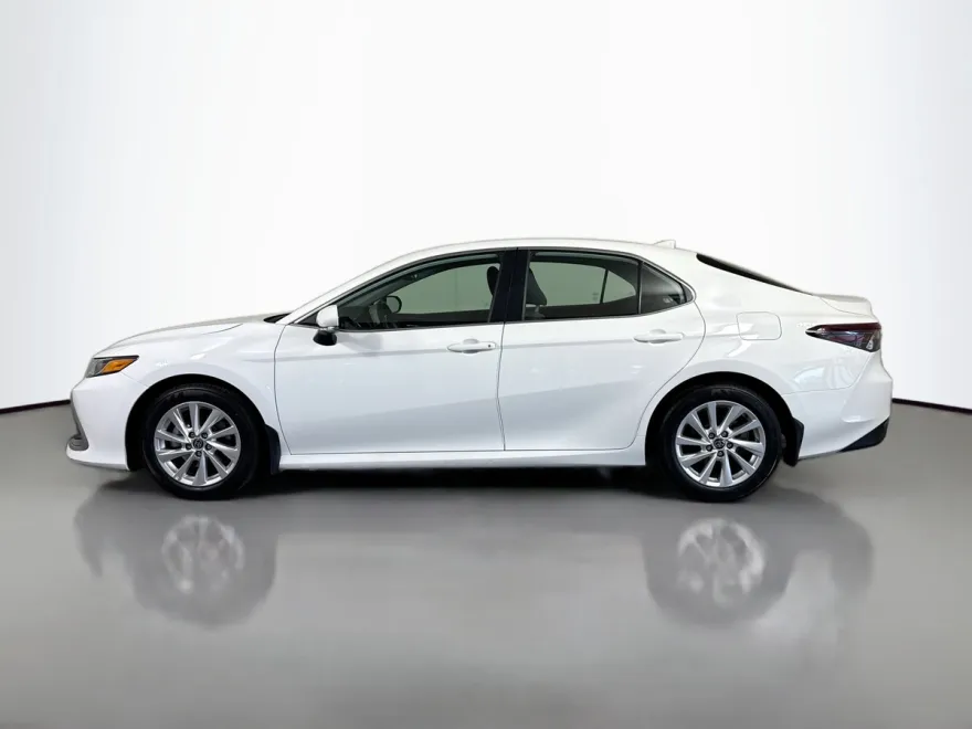 2023 Toyota Camry LE photo 1