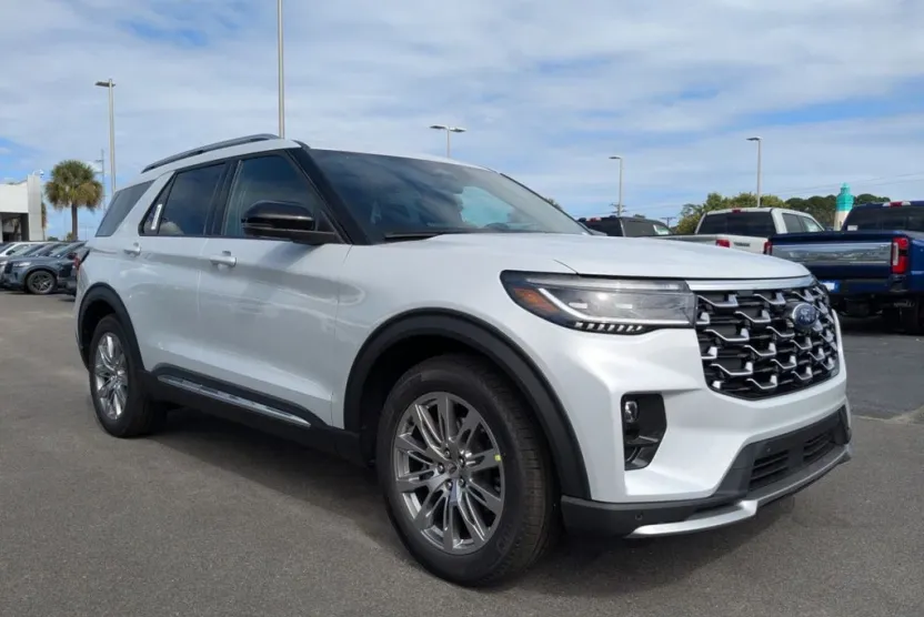 2025 Ford Explorer Platinum photo 1