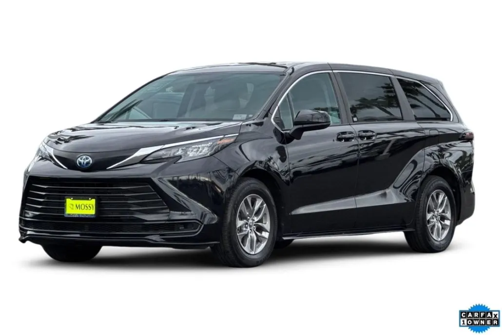 2024 Toyota Sienna LE photo 1