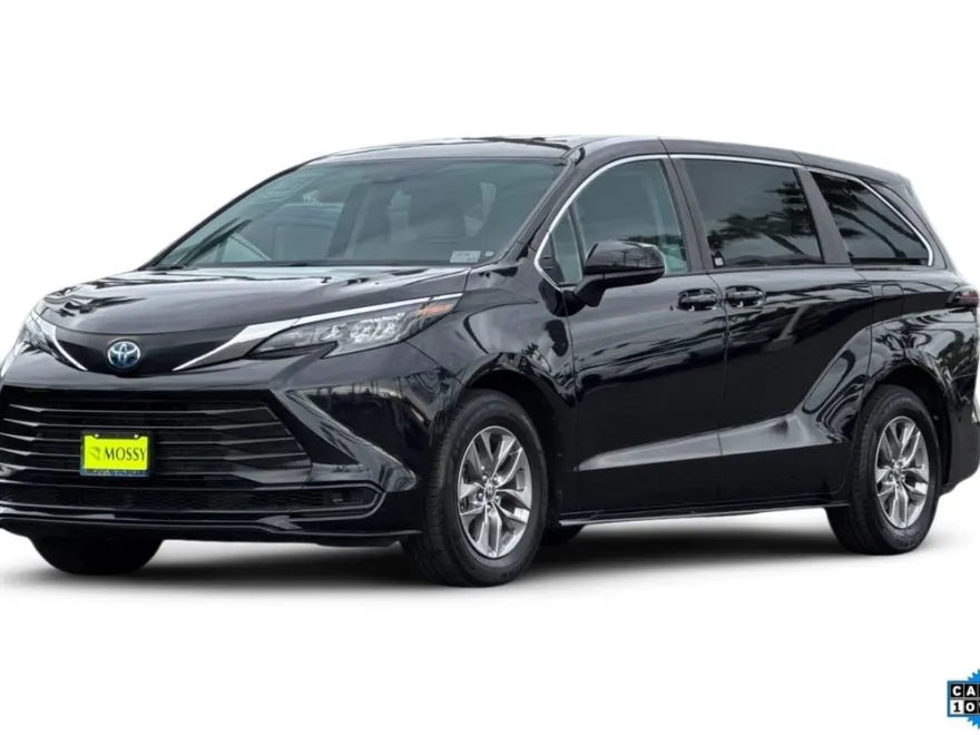 2024 Toyota Sienna LE photo 1