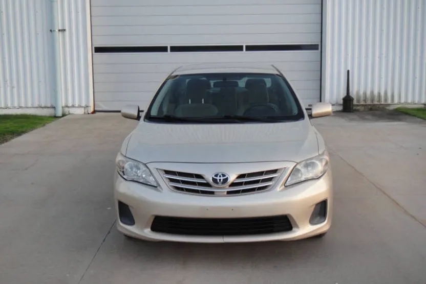 2013 Toyota Corolla LE photo 1