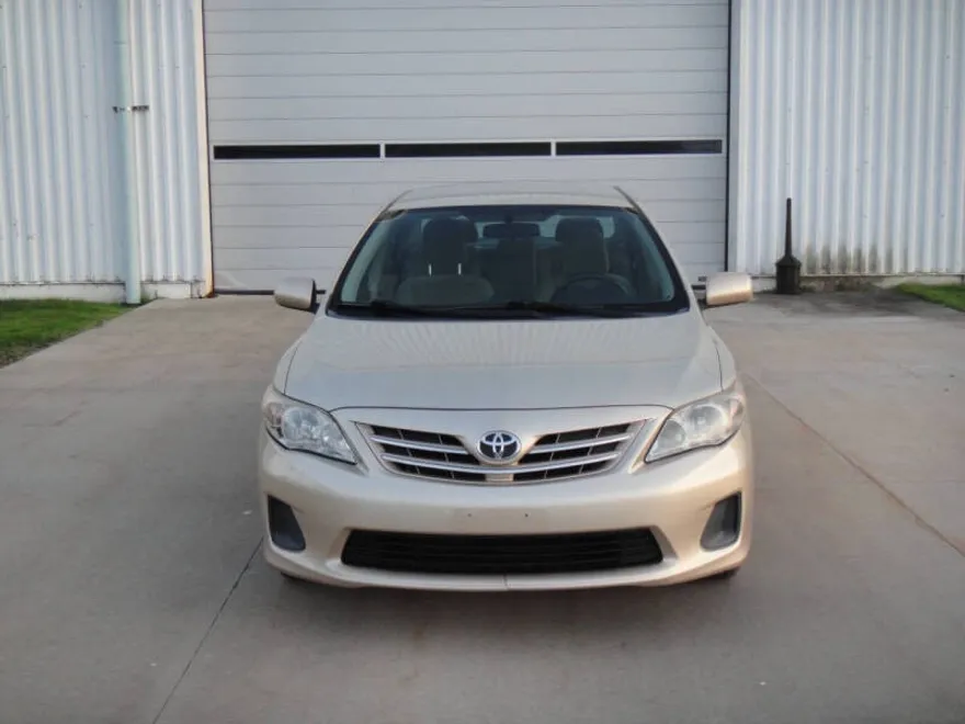 2013 Toyota Corolla LE photo 1