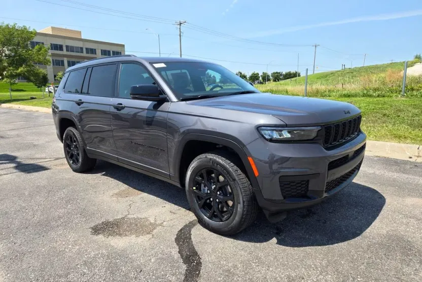 2025 Jeep Grand Cherokee Altitude photo 1