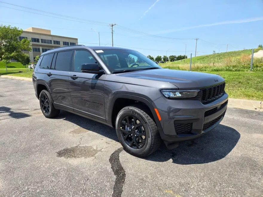 2025 Jeep Grand Cherokee Altitude photo 1
