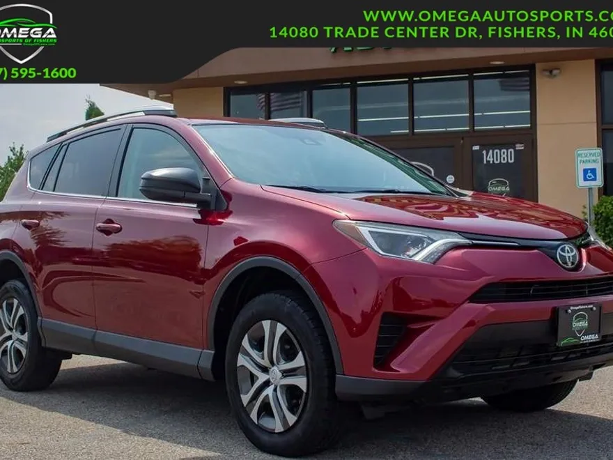 2018 Toyota RAV4 LE photo 1