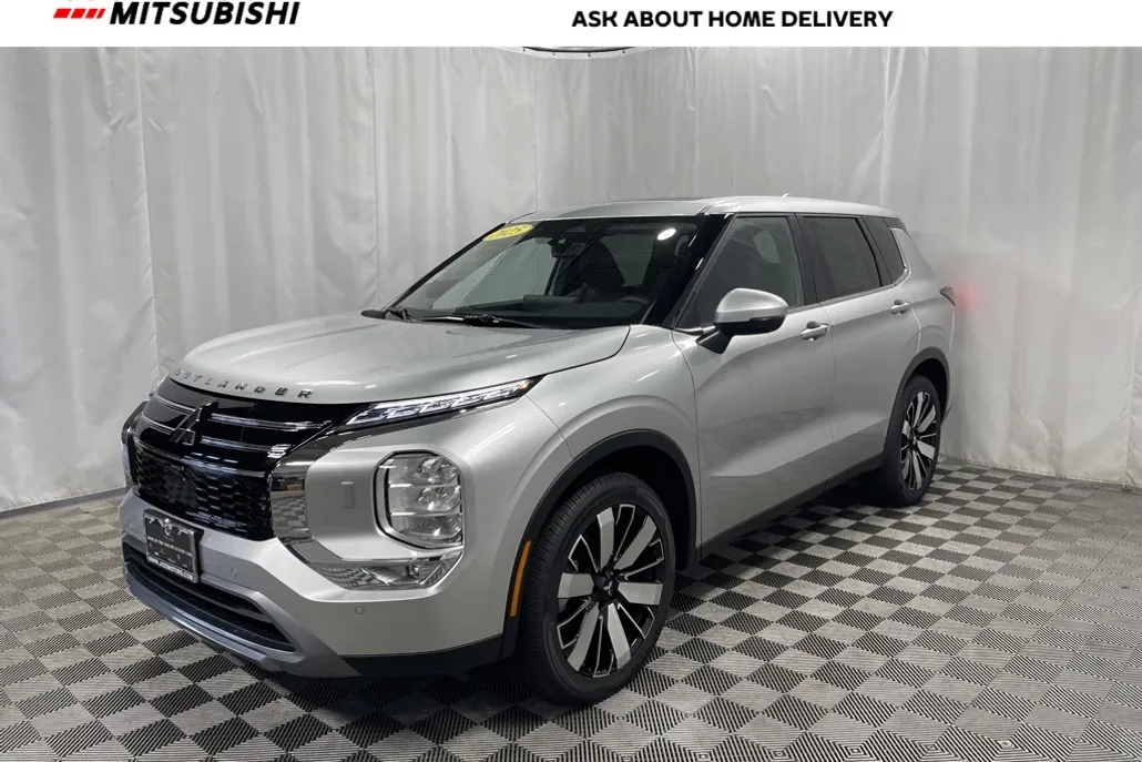 2025 Mitsubishi Outlander SE photo 1