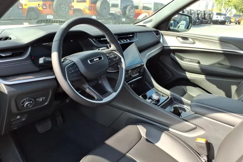 2025 Jeep Grand Cherokee Limited photo 1