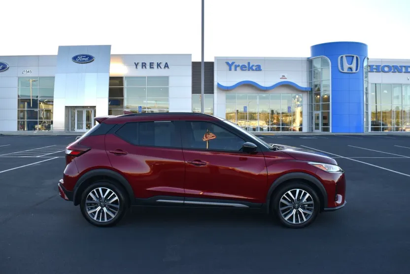 2024 Nissan Kicks SR photo 1